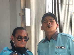 Kisah Pria Tak Menyerah Kena PHK, Dari Manajer Berakhir Jadi Juru Parkir