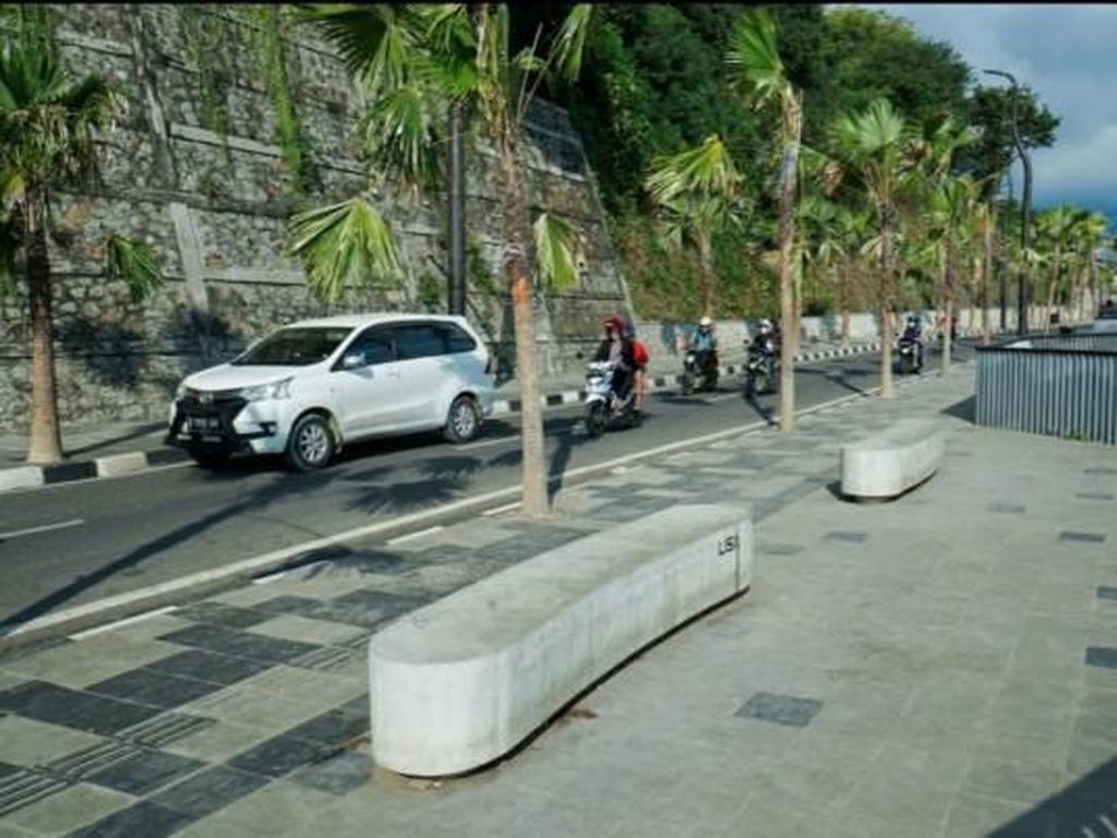 Wajah Baru Labuan Bajo, Kini Dilengkapi Trotoar Premium Wajah Baru Labuan Bajo, Kini Dilengkapi Trotoar Premium