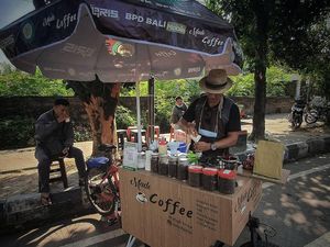 Sepi Wisatawan, Pemandu Wisata Bali Ini Jualan Kopi Keliling Pakai Sepeda