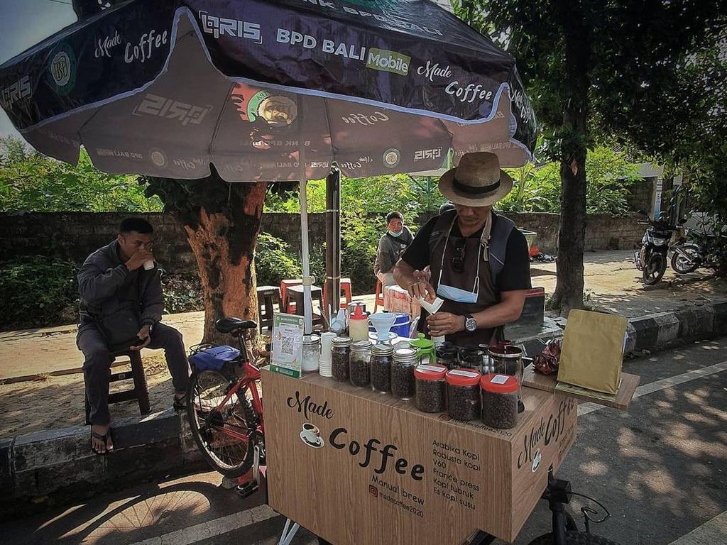 Sepi Wisatawan, Pemandu Wisata Bali Ini Jualan Kopi Keliling Pakai Sepeda Sepi Wisatawan, Pemandu Wisata Bali Ini Jualan Kopi Keliling Pakai Sepeda