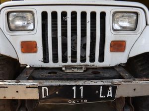 Melihat Jeep Putih Jadul Milik Nike Ardilla Melihat Jeep Putih Jadul Milik Nike Ardilla