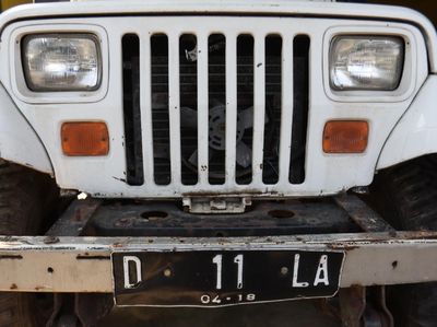 Melihat Jeep Putih Jadul Milik Nike Ardilla