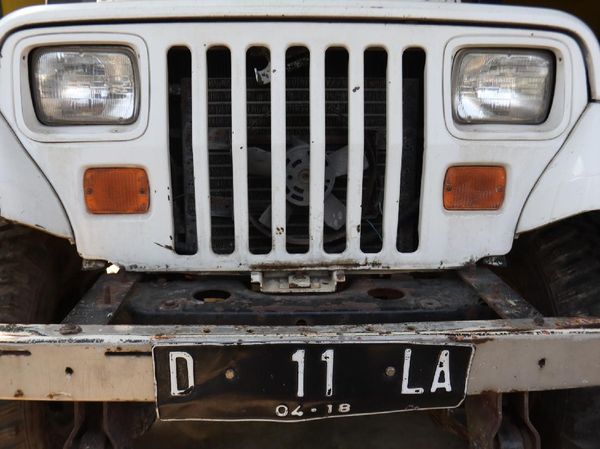 Melihat Jeep Putih Jadul Milik Nike Ardilla