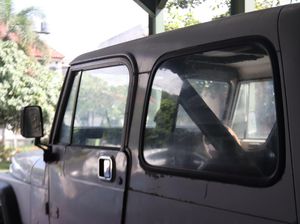 Jeep Putih Jadul Milik Nike Ardilla, 40 Tahun Masih Utuh Jeep Putih Jadul Milik Nike Ardilla, 40 Tahun Masih Utuh