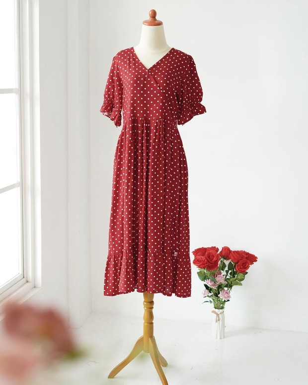 Model Homedress klasik bisa menjadi pilihanmu untuk beraktivitas di rumah.