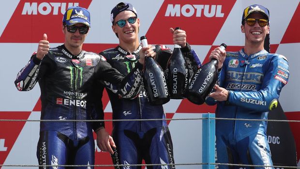 MotoGP Belanda 2021 MotoGP - TT Assen - TT Circuit Assen, Assen, Netherlands - June 27, 2021 Monster Energy Yamaha MotoGP's Fabio Quartararo celebrates winning the race on the podium with second placed Monster Energy Yamaha MotoGP's Maverick Vinales and third placed Team Suzuki Ecstar's Joan Mir REUTERS/Yves Herman