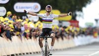 Pebalap Tuan Rumah Rebut Podium Pertama TDF 2021