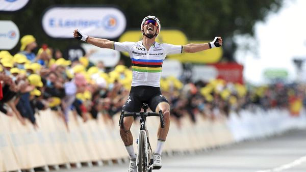 Pebalap Tuan Rumah Rebut Podium Pertama TDF 2021