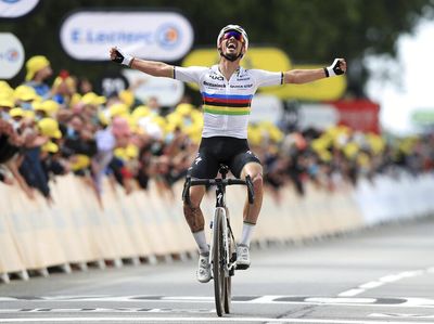 Pebalap Tuan Rumah Rebut Podium Pertama TDF 2021
