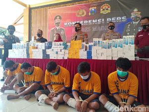 5 Pembobol Toko di Madiun yang Curi 500 Ponsel Diringkus 5 Pembobol Toko di Madiun yang Curi 500 Ponsel Diringkus