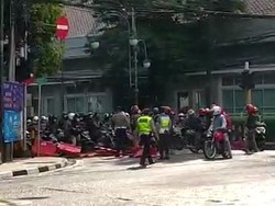 Pemotor Terobos Barikade Penutupan Jalan di Bandung, Ini Kata Polisi