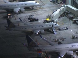 Edan! Pria Ini Lompat dari Pesawat yang Akan Terbang