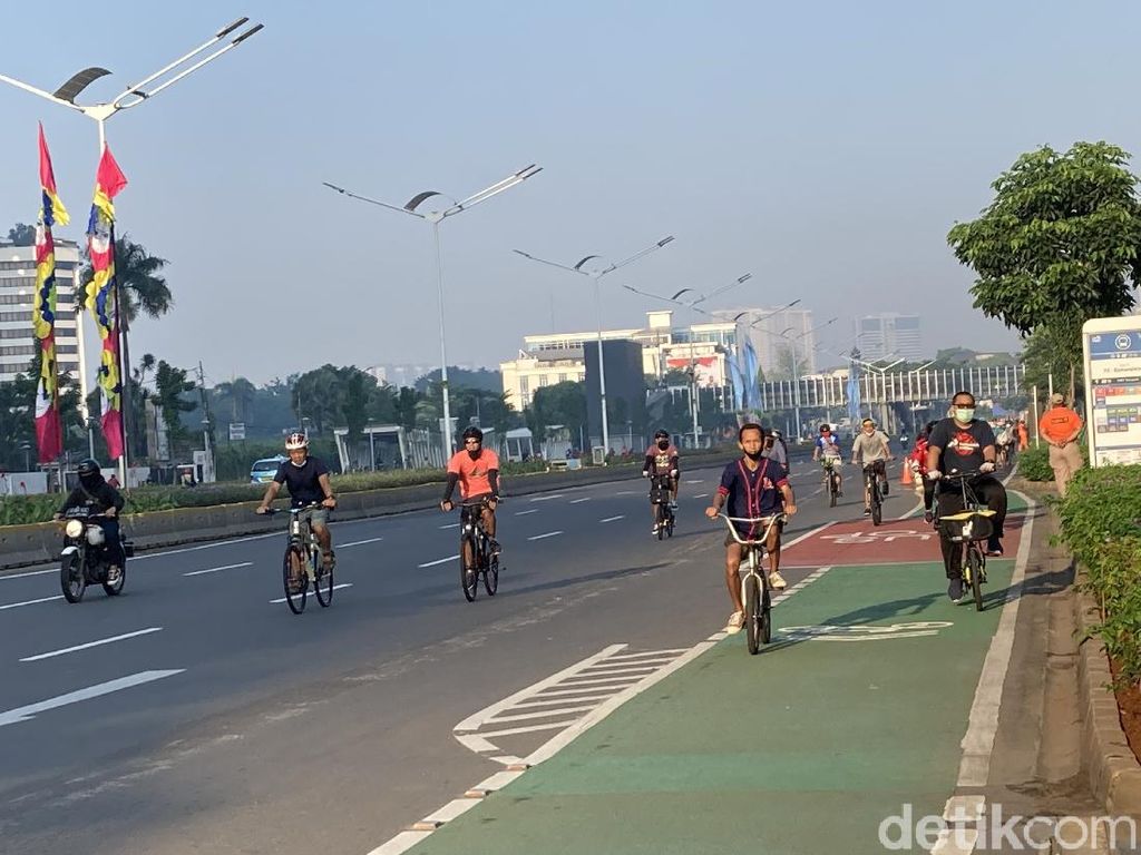 Corona Melonjak, Pesepeda Tetap Gowes Padati Sudirman-Thamrin Pagi Ini Corona Melonjak, Pesepeda Tetap Gowes Padati Sudirman-Thamrin Pagi Ini