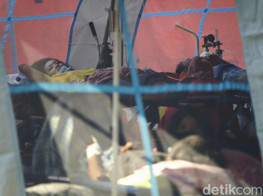 Potret Pasien COVID-19 Penuhi Tenda Darurat RSUD Bekasi