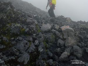 Petugas Evakuasi Pendaki yang Jatuh di Cadas Gunung Marapi Sumbar