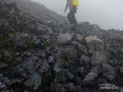 Petugas Evakuasi Pendaki yang Jatuh di Cadas Gunung Marapi Sumbar