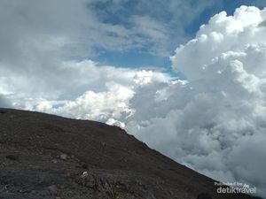 Foto: 7 Jam Perjalanan Menggapai Puncak Gunung Marapi