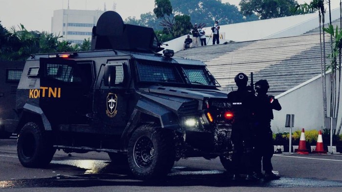 Satagultor TNI simulasi penumpasan aksi terorisme di Gedung DPR, Jakarta, Minggu (27/6/2021).
