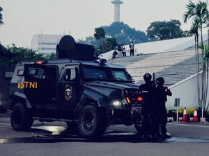 Satgultor TNI Simulasi Tumpas Teroris di DPR, Begini Aksinya Satgultor TNI Simulasi Tumpas Teroris di DPR, Begini Aksinya