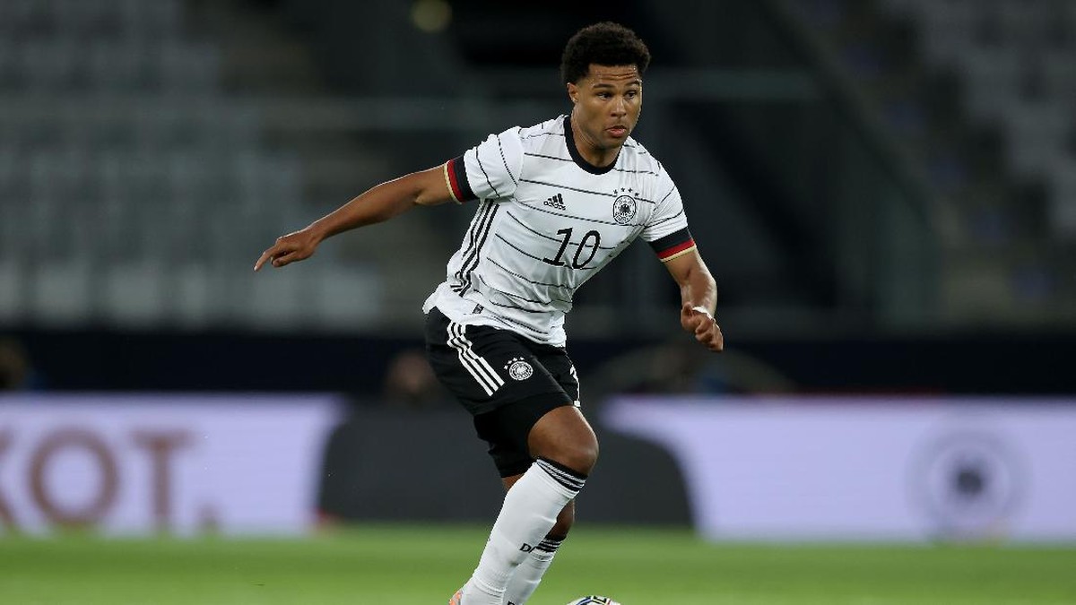 Serge Gnabry mengincar gol di laga Inggris vs Jerman. (Foto: Getty Images/Alexander Hassenstein)
