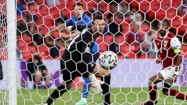 Soccer Football - Euro 2020 - Round of 16 - Italy v Austria - Wembley Stadium, London, Britain - June 26, 2021 Italy's Federico Chiesa scores their first goal past Austria's Daniel Bachmann Pool via REUTERS/Carl Recine