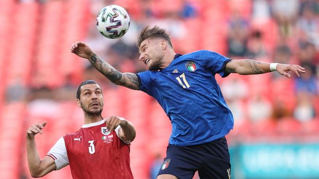Soccer Football - Euro 2020 - Round of 16 - Italy v Austria - Wembley Stadium, London, Britain - June 26, 2021 Italy's Ciro Immobile in action with Austria's Aleksandar Dragovic Pool via REUTERS/Catherine Ivill