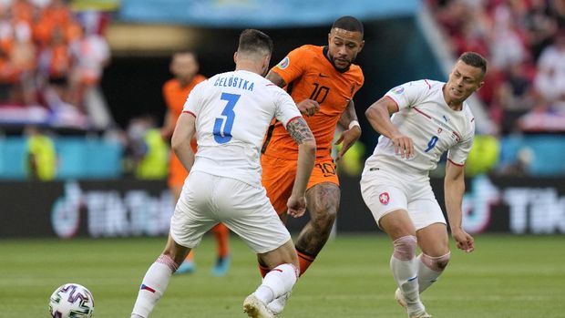 Soccer Football - Euro 2020 - Round of 16 - Netherlands v Czech Republic - Puskas Arena, Budapest, Hungary - June 27, 2021 Netherlands' Memphis Depay in action with Czech Republic's Tomás Holes and Ondrej Celustka Pool via REUTERS/Darko Bandic