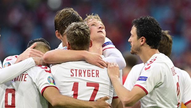 Soccer Football - Euro 2020 - Round of 16 - Wales v Denmark - Johan Cruijff ArenA, Amsterdam, Netherlands - June 26, 2021 Denmark's Kasper Dolberg celebrates scoring their second goal with teammates Pool via REUTERS/Olaf Kraak