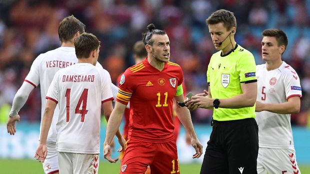 Soccer Football - Euro 2020 - Round of 16 - Wales v Denmark - Johan Cruijff ArenA, Amsterdam, Netherlands - June 26, 2021 Wales' Gareth Bale reacts to referee Daniel Siebert Pool via REUTERS/Olaf Kraak