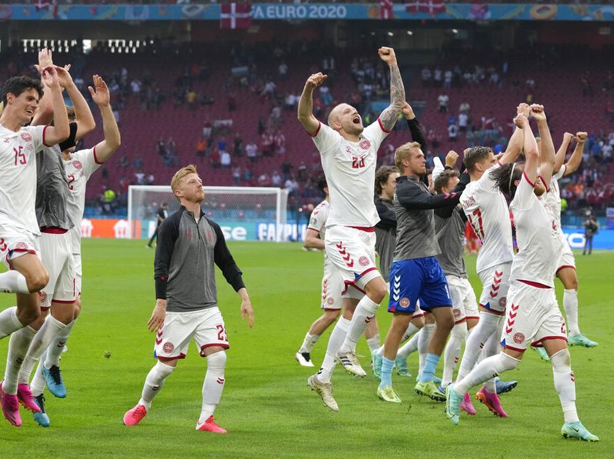 Pemain Denmark merayakan sukses lolos ke perempatfinal Euro 2020. (Foto: Peter Dejong/AP)