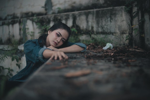 wanita galau cinta