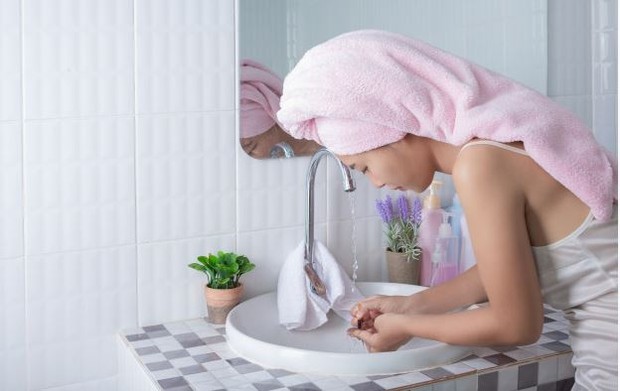 washing face (freepik.com/jcomp)