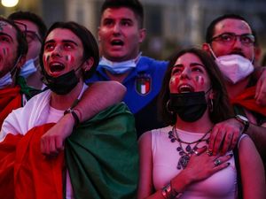 Aturan Wajib Masker di Italia Dicabut: Warga Lega, Ada yang Khawatir
