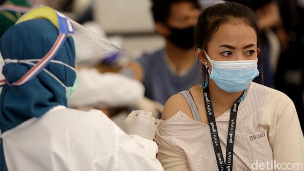 Antusias Warga Ikut Vaksinasi COVID-19 Gratis di TSM Cibubur