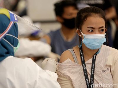Antusias Warga Ikut Vaksinasi COVID-19 Gratis di TSM Cibubur