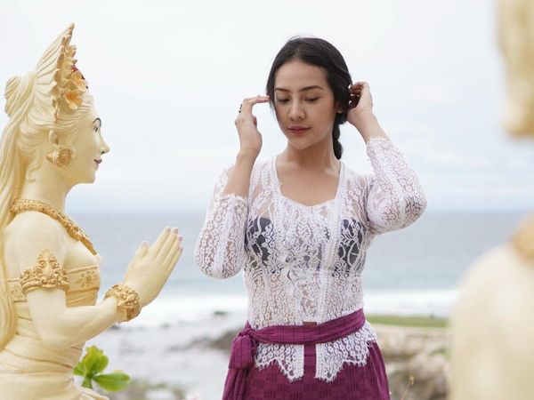 Foto Seksi Anya Geraldine Berkebaya Bali Disebut Jadi Pesona Indonesia