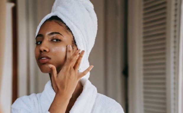 Applying Cream (pexels.com/Sora Shimazaki)