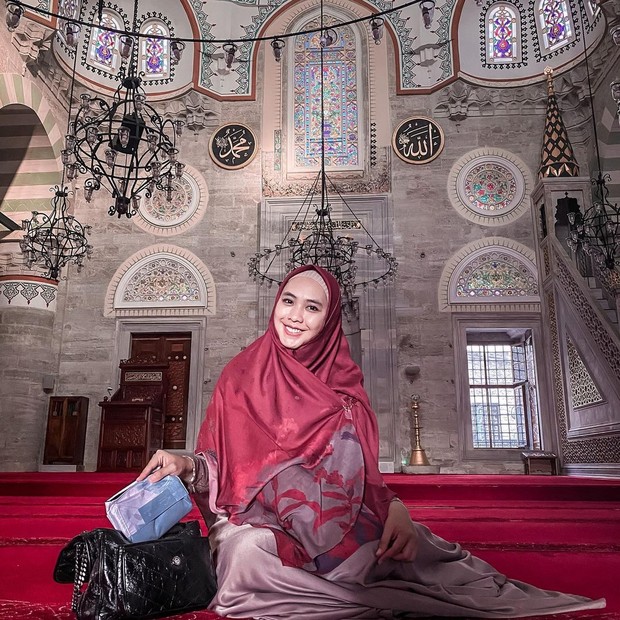 Oki Setiana Dewi sebagai artis yang mengutamakan pendidikan.