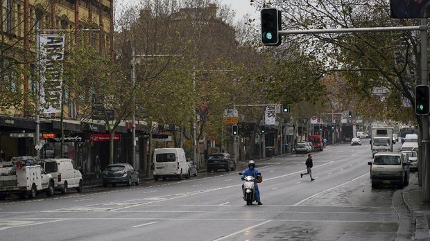 A delivery courier wears a face mask on the usually busy Oxford Street in the city centre during a lockdown to curb the spread of a coronavirus disease (COVID-19) outbreak in Sydney, Australia, June 28, 2021.  REUTERS/Loren Elliott