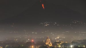 Saat Guguran Lava Merapi Terlihat dari Prambanan