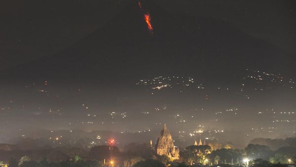 Saat Guguran Lava Merapi Terlihat dari Prambanan