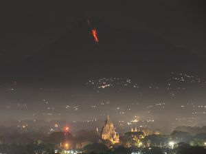 Saat Guguran Lava Merapi Terlihat dari Prambanan