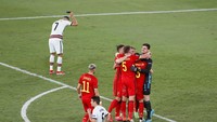 Kontrasnya momen di lapangan saat Belgia bersuka cita sementara CR7 tampak merana. (Foto: AP/Jose Manuel Vidal)