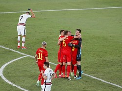Kontrasnya momen di lapangan saat Belgia bersuka cita sementara CR7 tampak merana. (Foto: AP/Jose Manuel Vidal)