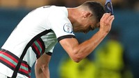 Ronaldo melampiaskan rasa frustrasi kepada ban kapten yang ia kenakan. (Foto: AP/Thanassis Stavrakis)