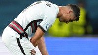 Ban kapten Portugal dilempar Cristiano Ronaldo ke tanah. (Foto: AP/Thanassis Stavrakis)