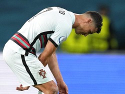 Ban kapten Portugal dilempar Cristiano Ronaldo ke tanah. (Foto: AP/Thanassis Stavrakis)