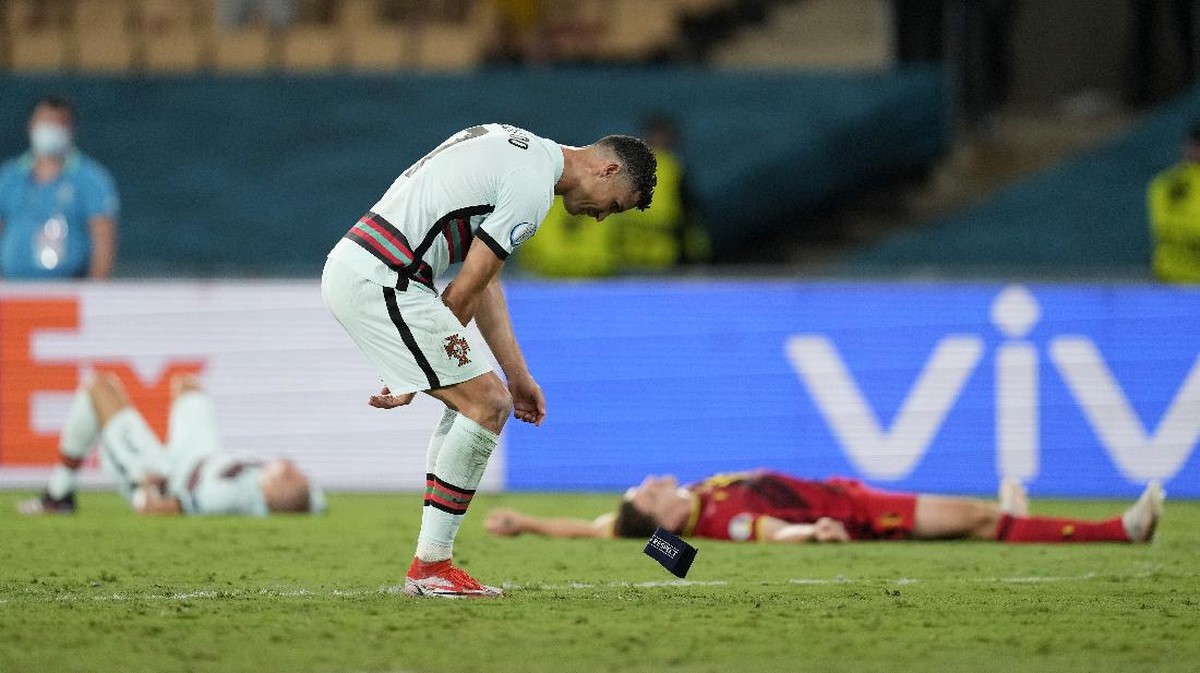 Cristiano Ronaldo membanting ban kaptennya di lapangan usai Portugal kalah dari Belgia di babak 16 besar Euro 2020. (Foto: Thanassis Stavrakis - Pool/Getty Images)