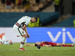 Portugal Keok, Ronaldo Tendang Botol dan Banting-banting Ban Kapten