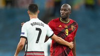 Lukaku tampak cukup peka untuk tahu betapa Ronaldo lagi kesal. (Foto: AP/Thanassis Stavrakis)